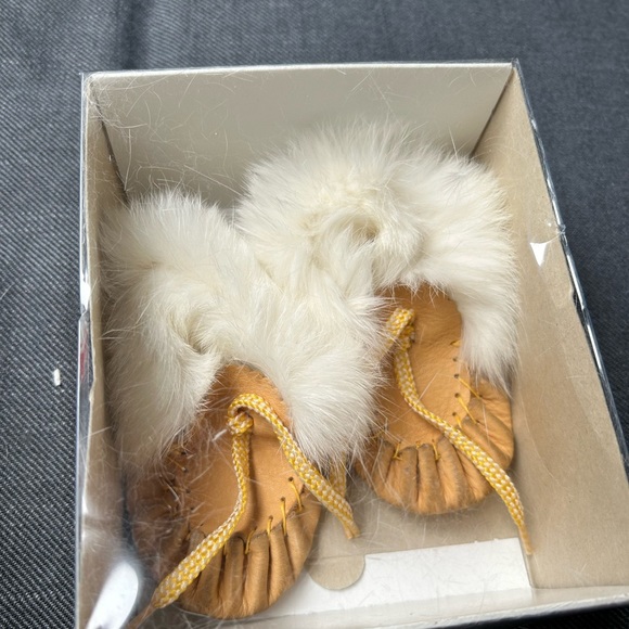Laurentian Chief baby moccasins. Size 4. Great condition - Picture 4 of 4